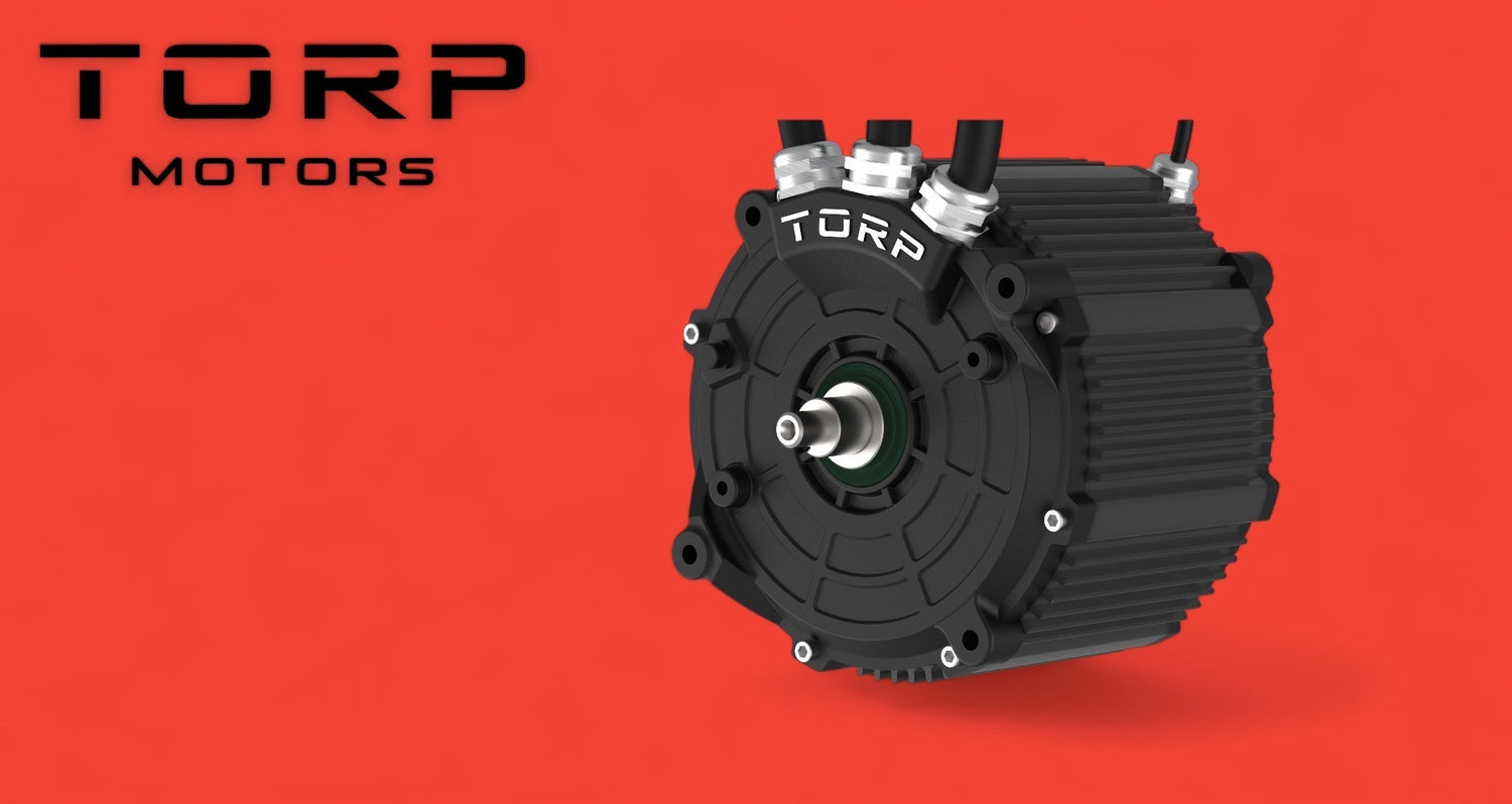 Le Torp TM50, un moteur innovant pour la Sur-Ron Hyper Bee, présenté avec un design moderne sur fond rouge