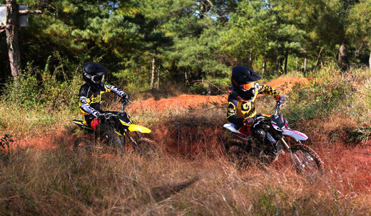 Pilotes en petites motos électriques