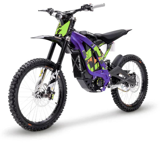 Sur-Ron Light Bee X Offroad violette et verte, mettant en avant son design sportif et ses performances tout-terrain pour une conduite extrême.